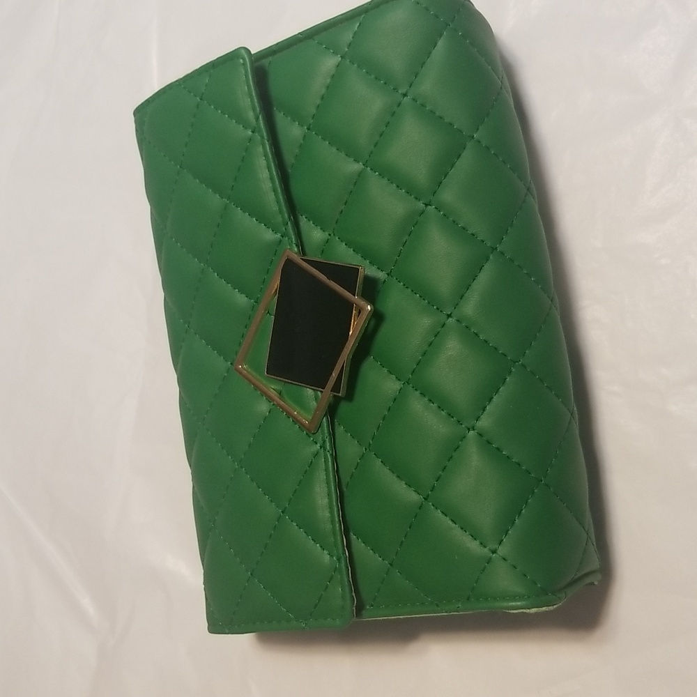 CLUTCH 8" X 6" X 2.5" deep Snap front with geometric clasp, Green, EUC